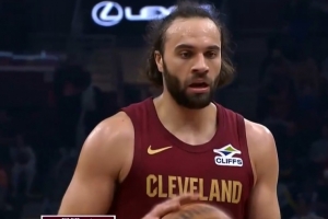 让球迷惊喜！斯特鲁斯赛季首秀 替补23分钟三分7中6砍下24分8板！ 配图