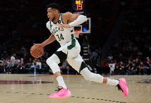 字母哥常规赛160次至少轰30分10板5助 超越大O独占历史第一！ 配图