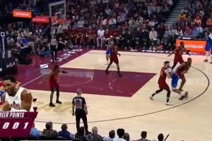 里程碑+1！米切尔虚晃后干拔压哨三分！生涯总得分破15000大关！ 配图