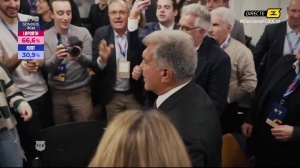 接着奏乐接着舞！拉波尔塔与工作人员兴奋舞蹈，开香槟庆祝 配图