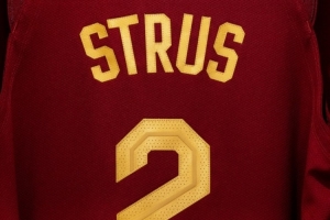 将迎来赛季首秀!骑士晒出斯特鲁斯球衣照:重回球场! 配图