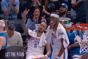 表情包+1！哈滕弧顶挡拆下蛋助麦凯恩命中三分 鸭梨场边捂嘴惊叹 配图