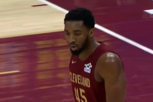 确实厉害！施罗德不停球传球 米切尔不沉球三分压哨空心命中！ 配图