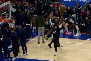 哈哈哈有点逗！暂停期间马克西手痒难耐试图勾手 表情稍显夸张 配图