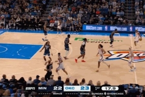 很沮丧！传球给兰德尔被切掉 李凯尔回防过程中甩手摇头 配图