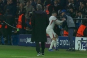 记者：内托因在对巴黎一役推球童被警告，并未受停赛或罚款处罚 配图