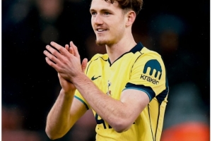 热刺19岁后卫罗斯韦尔替补登场迎首秀,球队官推晒照送祝贺 配图