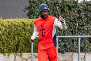 好消息！拜仁官方社媒晒照片，确认戴维斯今日恢复跑步训练 配图