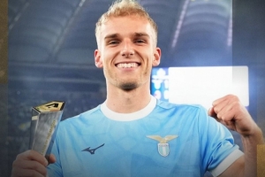 伊萨克森：主场球迷气氛令人难以置信，很高兴得到全队的拥抱祝贺 配图