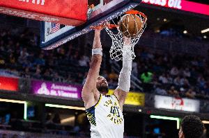 中规中矩！祖巴茨半场5中3拿到8分4板2助 其中3前场板 配图