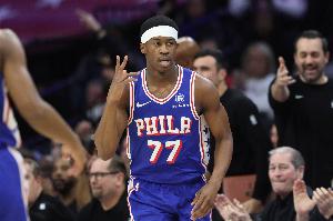 豪气胆边生！埃奇库姆关键中投&砍18分12板2帽 篮板生涯新高 配图