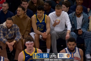 一天一苹果医生远离我！波津场边便装吃起了苹果 配图