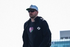 开启六连客！湖人官推晒客场之旅登机照：出差 配图