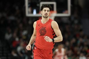 外线还没开和！阿夫迪亚半场9中3拿到12分4板5助 三分4中0 配图