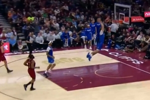 终于秀一个！骑士失误被打反击 弗拉格快下1打0双手滑翔暴扣！ 配图