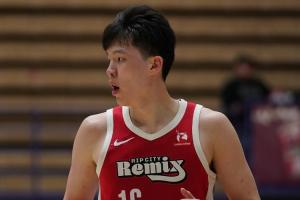 正负值全场最低！杨瀚森13投13分外加7板2助1断3帽 有5失误5犯规 配图