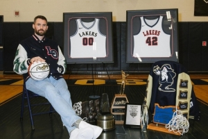 母校传奇！乐福高中母校为其退役了00号和42号两个球衣号码！ 配图