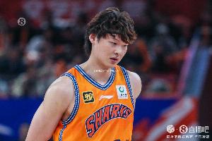 存在感很低!王哲林半场出战10分钟仅1次出手还投丢 得1板1助1帽 配图