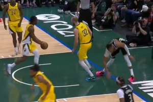 看着挺严重啊!里弗斯:字母哥在一次扣篮后导致左膝过度伸展 配图