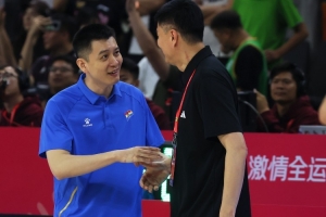 杨鸣：杜锋一直在顶着球队前进&压力很大 每个教练员都值得尊重 配图