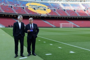 丰特败选后与拉波尔塔拥抱:巴萨万岁,加泰万岁,去赢下欧冠吧 配图