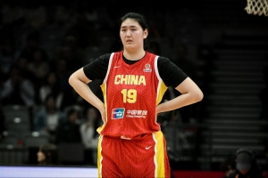 重点培养！宫鲁鸣指导与两名教练一同指导张子宇进行训练 配图