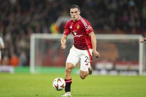 内维尔:乌加特可能离队 曼联需要后腰和一个卡里克类型的中场 配图