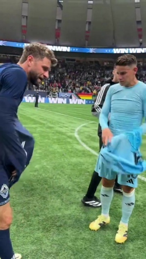 前拜仁队友！穆勒与J罗首次在美职联赛场对阵，赛后交换球衣 配图