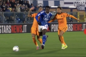 前裁判谈罗马红牌：当时韦斯利没对迪奥犯规，有身体接触的是伦施 配图