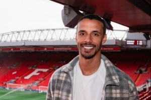 马蒂普回到安菲尔德现场观战,利物浦官推晒照:很高兴见到你! 配图