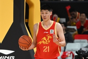 千万别有事!胡金秋被鲁吐布拉凶狠犯规致伤退 全场11中7拿到16分 配图