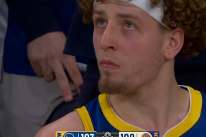 上个回合咋不这么干？勇士落后3分 波杰姆斯基突破来个快速两分 配图