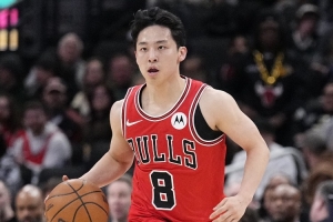 表现十分积极！河村勇辉得5分1板2助 连造对方三分犯规+进攻犯规 配图