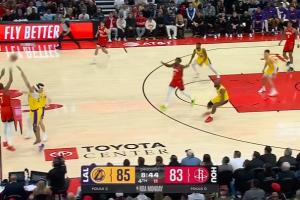 被包夹懵了！杜兰特中场线附近躲包夹 踩线回场违例了 个人6失误 配图