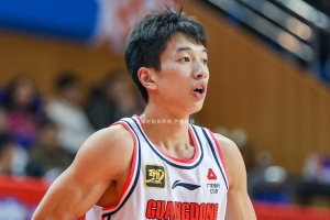 潜力赛-杨溢7分3板6助2断 冯傲8分3板2助 广东击败新疆 配图