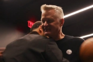 教练生涯600胜！库里在更衣室击地助攻 给科尔送上比赛用球 配图