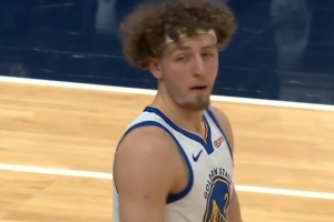 酷酷就是一通运球！波杰弧顶连续控运 但被沃特金斯逼出回场违例 配图