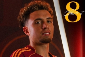 米体:罗马中场艾纳维半夜遭入室抢劫,被持枪匪徒控制 配图