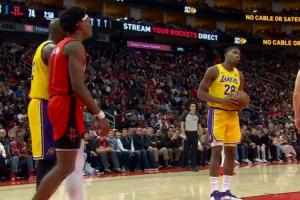 八村塁没卡位被阿门抢到篮板 遭詹姆斯批评 八村对着老詹摊手 配图