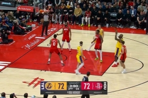 老头又来了！詹姆斯抢断反击造成奥科吉犯规 两罚一中反超比分！ 配图