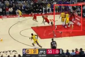 赶紧回防！东契奇认为被犯规 和詹姆斯同时看向裁判 KD已下快攻！ 配图