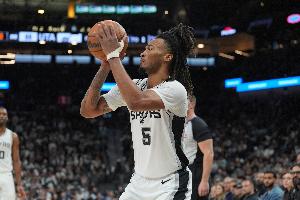 优势明显！马刺总篮板数52-37净胜快船15个 前场板22-12 配图