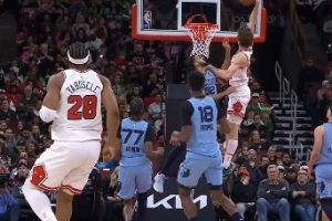 实战扣将！布泽利斯反击接吉迪分球 起飞平筐完成单臂隔扣 配图