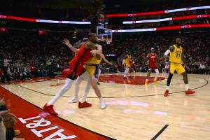 一级恶意！杜兰特被里夫斯贴身包夹 怒推一把 裁判回看后升级 配图