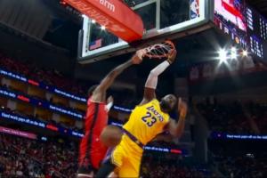 小里长传 詹姆斯快攻接球双手炸扣 随后怒瞪小贾巴里！ 配图