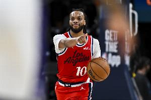 又香又臭！加兰21中9&三分9中4 砍下21分10助&出现8次失误 配图