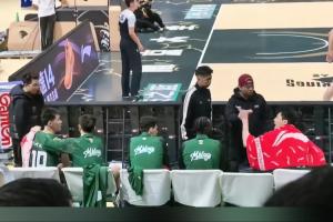 骂得真脏郭昊文和赵柏清在替补席分坐两端互相指着对方鼻子骂 配图