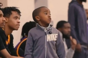 谁有意啊？NBA官方晒视频：小孩教练在场边执教青少年球员 配图