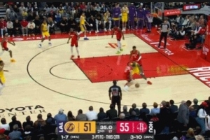 大意了！詹姆斯反击试图背打 谢泼德身后包抄直接抢断！ 配图