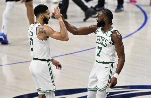 塔图姆:我和杰伦·布朗都清楚 只要上场 对方会为了赢球拼尽一切 配图